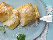 Strudelpäckchen mit Äpfeln, Birnen und Ingwerquark