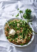 Gersten-Kokosmilch-Risotto mit Erbsen, jungem Lauch und Feta