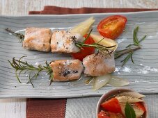 Rabbit skewers with rosemary and tomato