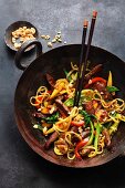 Stir-fried veal liver, vegetables and rice noodles (Asia)