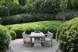 Sitzplatz auf der Terrasse umgeben von Büschen