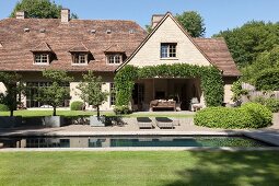 Luxuriöses Landhaus mit gepflegtem Garten und Pool