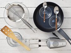 Küchengeräte für die Zubereitung von Buttermilch-Vollkorn-Pancakes