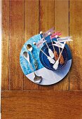 Zubehör für die ostfriesische Teetafel: blaues Geschirr, Silberlöffel und Kandisstangen
