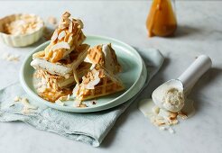 Waffel-Eissandwiches mit Karamellsauce und Kokos