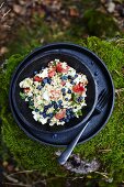 Bulgursalat mit Tomaten und Heidelbeeren