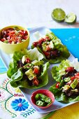 Salat-Tacos mit schwarzen Bohnen und Tomatensalsa (Mexiko)