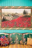 Bild von toskanischer Landschaft über Sofa mit gemustertem Bezug