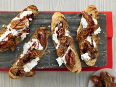 Baked fig bread with ricotta, roquefort and red wine