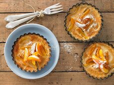 Apricots cakes with vanilla and icing sugar
