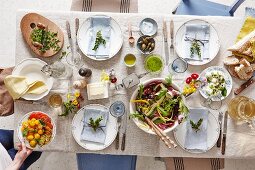 Gedeckter Tisch mit Vorspeisen und Salat