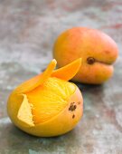 Mango, teilweise geschält