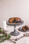 Früchtekuchen auf Kuchenständer zu Weihnachten