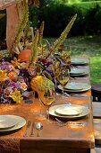 Herbstlich gedeckter Tisch zum Abendessen vor einer Scheune (USA, Ostküste, New England)