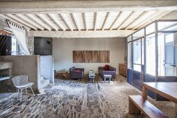 Rustikaler Steinboden im Wohnbereich mit eklektischem Flair