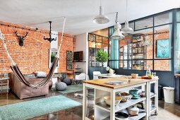 Loft im Industriestil mit Glas-Stahl-Wänden als Raumteiler