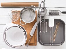 Küchenutensilien für die Zubereitung von Limettenkuchen-Würfen