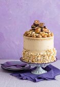 Kuchen mit Buttercreme, Popcorn, Schokoriegel und Erdnussbutter verziert