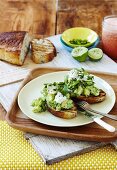 Zerdrückte Avocado mit Feta auf Sauerteig-Toast