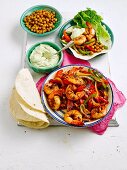 Garnelen-Fajitas mit Kichererbsen, Paprika und Avocadocreme