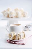 Meringues mit Ingwer, Ricotta und Mandel