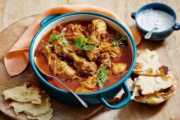 Hähnchen Vindaloo mit Fladenbrot und Raita (Indien)