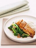 Glasierter Fisch mit Choi Sum und Reis (Asien)