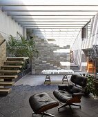 Offener Wohnraum mit Designermöbeln im Haus aus Beton