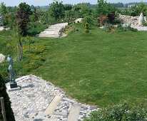 Garten mit Labyrinth-Mosaik und orientalischer Mauer