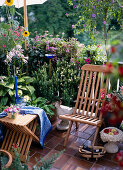 Sitzplatz mit Myrtus communis, Hosta, Scaevola