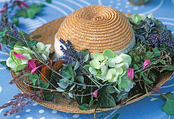 Straw hat with flower wreath (5/5)