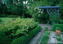 Stephanandra Tanakae (Kranzspiere), Pavillon bewachsen mit Rosa 'Guirlande d'Amour' (Ramblerrose), öfterblühend mit gutem Duft, Clematis 'M. T. Lundell' (Waldrebe), Buxus (Buchs) - Hecken