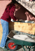 Sprinkle sand over vegetables in the vegetable box