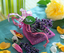 Lavandula (Lavendel), Blüten in Organzasäckchen