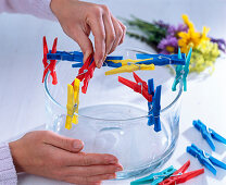 Arrangement with clothes pegs (1/3)