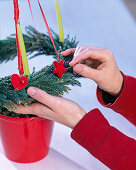 Hanging wreath in a red pot (4/5)