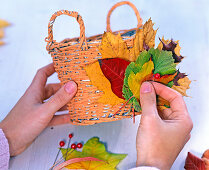 Basket with leaf decoration (1/2)