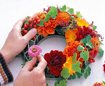 Putting up a late summer wreath (1/2)