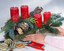 Adventskranz mit knorrigem Ast und Moos (4/5)