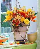 Cornus scaffolding around a square vase (3/3)