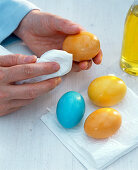 Dyeing eggs (4/4)