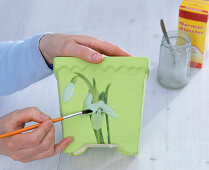 Snowdrops in pots with snowdrop napkin technique