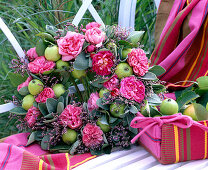 Rose-apple-sage wreath: 3/3