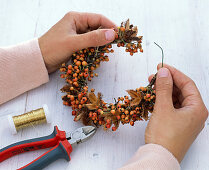 Napkin wreath made from rose hips and beech wood (2/3)