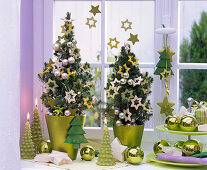 Picea glauca 'Conica' (Zuckerhutfichte) mit silbernen Weihnachtsbaumkugeln