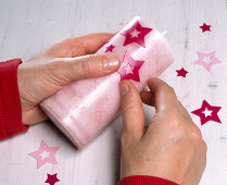 Decorate candles with wax stars (3/4)