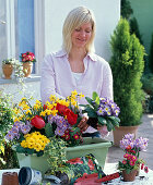 Hellgrünen Kasten mit Frühlingsblumen bepflanzen: 1/2