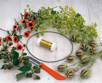 Wreath with red cinquefoil (1/3)