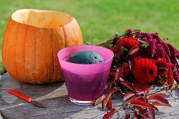 Red autumn bouquet in pumpkin vase (1/5)