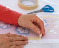 Painting a sunshade/visor with a stencil (2/4)